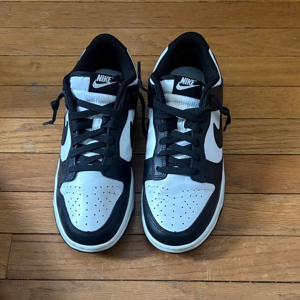 Nike Classic Black and White Low-Tops Lightly Worn A Few creases good condition